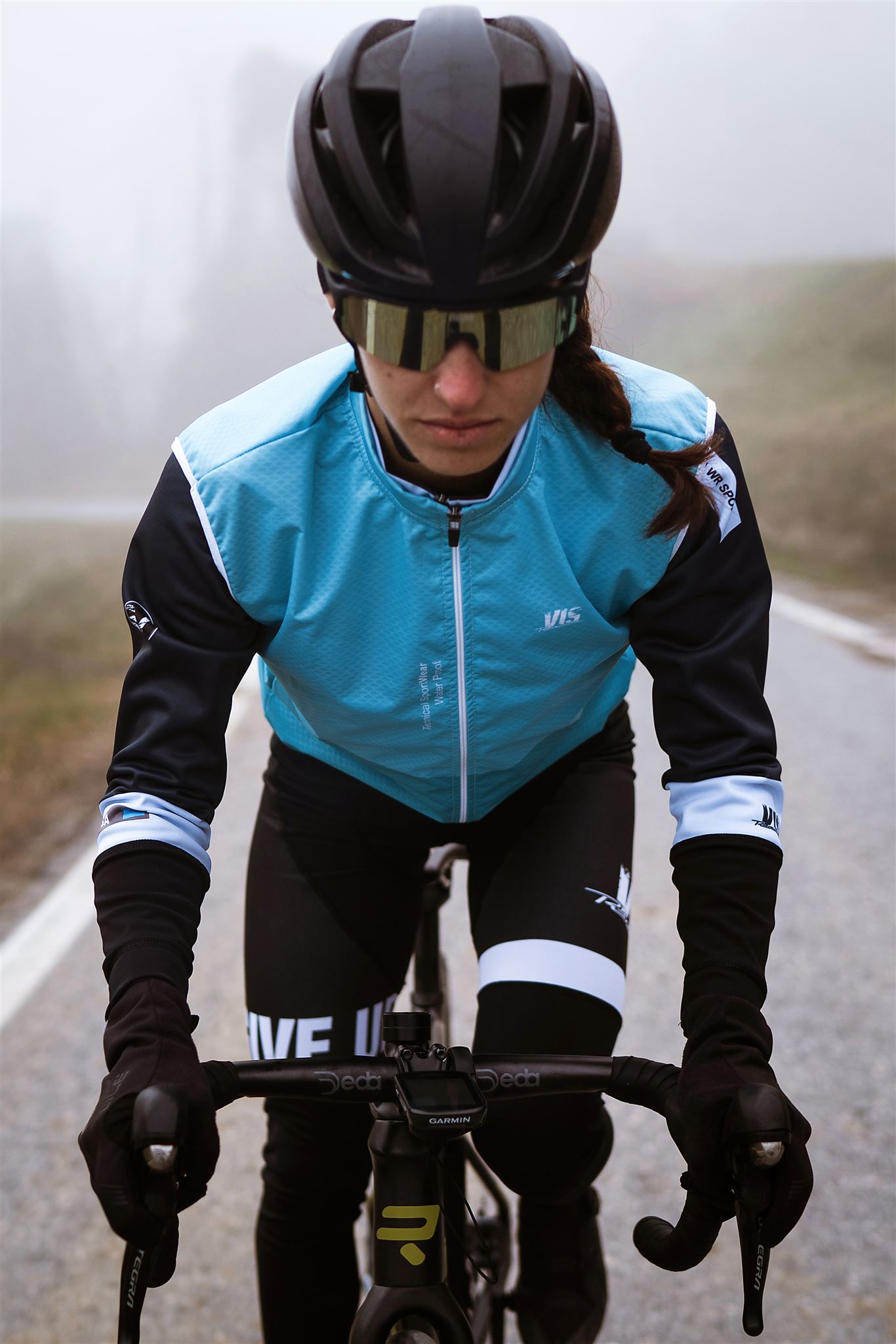 Windproof vest WIND STOP ideal as a complement to long-sleeved shirts. Aerodynamic fit for racing performance, thermal insulation and windproof front for colder temperatures. Its structure incorporates an anatomically optimized fit and a neck that improves adaptability and fit. Designed to facilitate your movements without leaving the handlebar. It guarantees maximum aerodynamics also thanks to the lower anti-slip silicone band. In the back it incorporates three reinforced pockets and an internal zip pocket to safely store personal effects providing you with total safety.